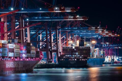 التنقل في مشهد التصدير: دليل شامل لتصدير البضائع من الإمارات إلى الولايات المتحدة
